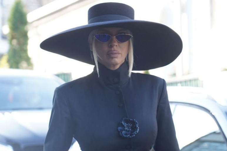 Bolja od Melanije Tramp! Jelena Karleuša stigla na glasanje, odevnom kombinacijom održala lekciju mnogim damama (FOTO) Bolja od Melanije Tramp! Jelena Karleuša stigla na glasanje, odevnom kombinacijom održala lekciju mnogim damama (FOTO)