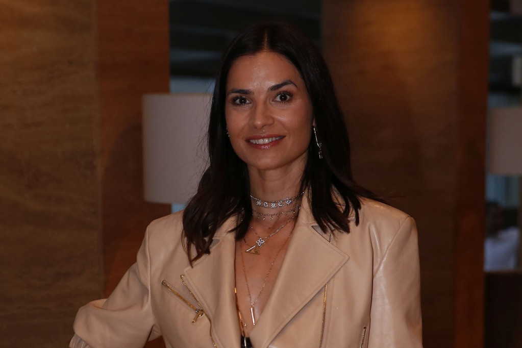 Marija Karan otvorila vrata svog doma u Americi pa pokazala kako ga je dekorisala: Jelka nema nijedan ukras, samo OVO (FOTO) Marija Karan otvorila vrata svog doma u Americi pa pokazala kako ga je dekorisala: Jelka nema nijedan ukras, samo OVO (FOTO)
