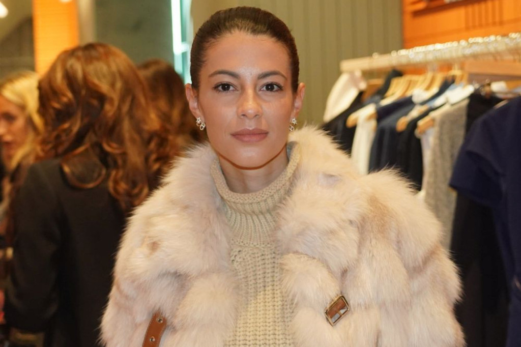 Čizme Tijane Milutinović  u najmodernijoj boji sezone: Odlično idu uz  sve, a definicija su otmenosti Čizme Tijane Milutinović  u najmodernijoj boji sezone: Odlično idu uz  sve, a definicija su otmenosti