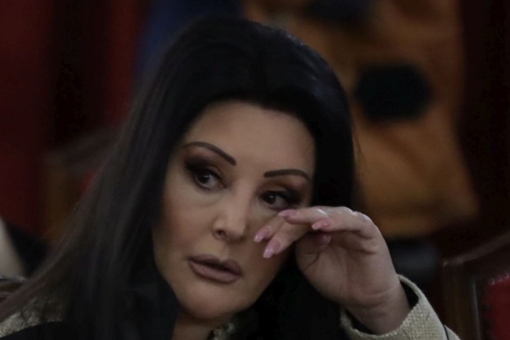 Posle 24 godine braka Dragana Mirković potvrdila da se razvodi: Za sve je kriva druga žena (FOTO) Posle 24 godine braka Dragana Mirković potvrdila da se razvodi: Za sve je kriva druga žena (FOTO)