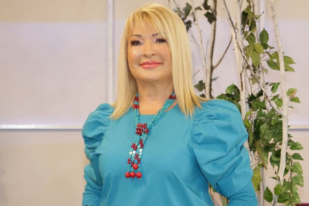 Do juče su svi pričali da stari kao vino: Da li je Goca Lazarević preterala sa botoksom? Do juče su svi pričali da stari kao vino: Da li je Goca Lazarević preterala sa botoksom?