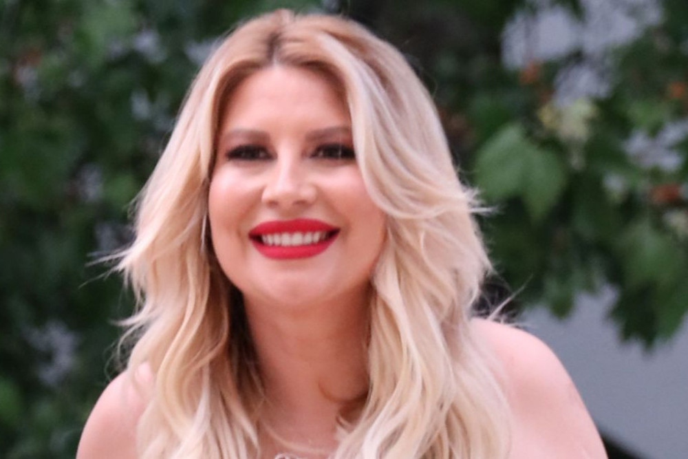 Zaboravite na crnu, sivu i bež, haljina voditeljke je u boji sezone: U njoj je lako biti u centru pažnje, a ostavlja utisak otmenosti Zaboravite na crnu, sivu i bež, haljina voditeljke je u boji sezone: U njoj je lako biti u centru pažnje, a ostavlja utisak otmenosti