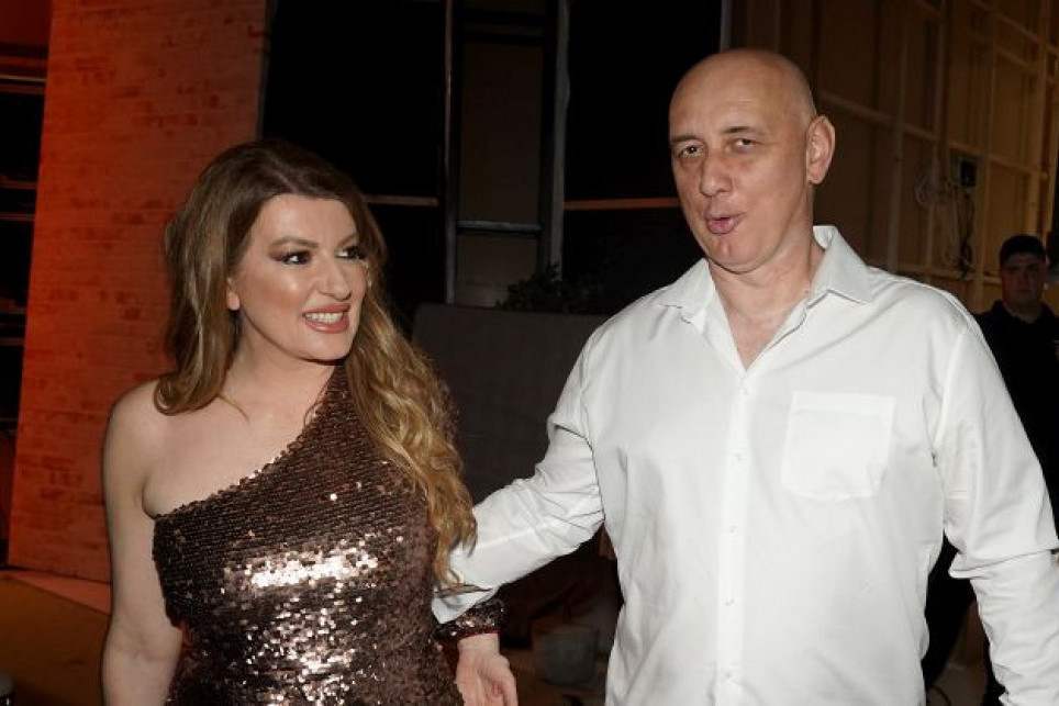 Viki i Taške uhvaćeni u ljubavnom zanosu: Ovakve ih do sada niste videli - Pa zar nasred ulice? (FOTO) Viki i Taške uhvaćeni u ljubavnom zanosu: Ovakve ih do sada niste videli - Pa zar nasred ulice? (FOTO)