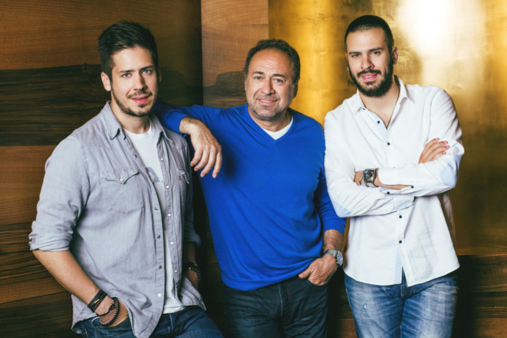 Baš na tvoj rođendan, tata! U dom Marka Rokvića stigla dirljiva uspomena na Marinka, cela porodica lije suze (FOTO) Baš na tvoj rođendan, tata! U dom Marka Rokvića stigla dirljiva uspomena na Marinka, cela porodica lije suze (FOTO)