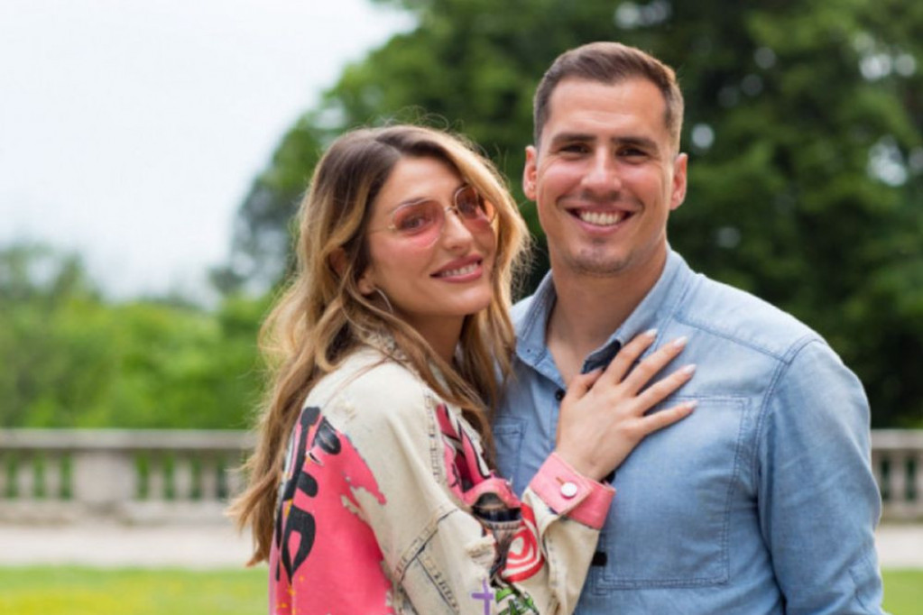 Anđela i Mihail Dudaš pokazali bebu (FOTO) Anđela i Mihail Dudaš pokazali bebu (FOTO)