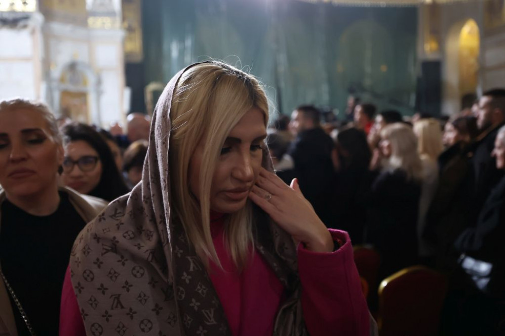 Da sam samo mogla noge da joj poljubim: Pevačica tužna za Božić - Ponela sam njenu potkošulju na Ostrog, tad je preminula Da sam samo mogla noge da joj poljubim: Pevačica tužna za Božić - Ponela sam njenu potkošulju na Ostrog, tad je preminula