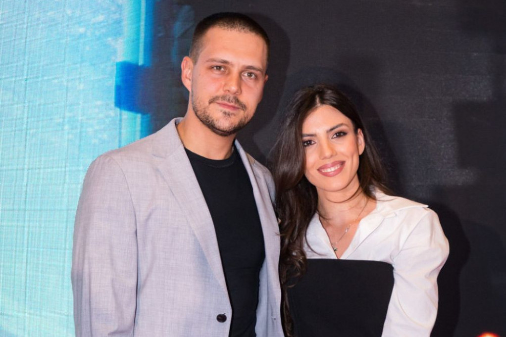 Ekskluzivno! Prve fotografije Miloša Bikovića sa sinom Vasilijem i ženom Ivanom Ekskluzivno! Prve fotografije Miloša Bikovića sa sinom Vasilijem i ženom Ivanom