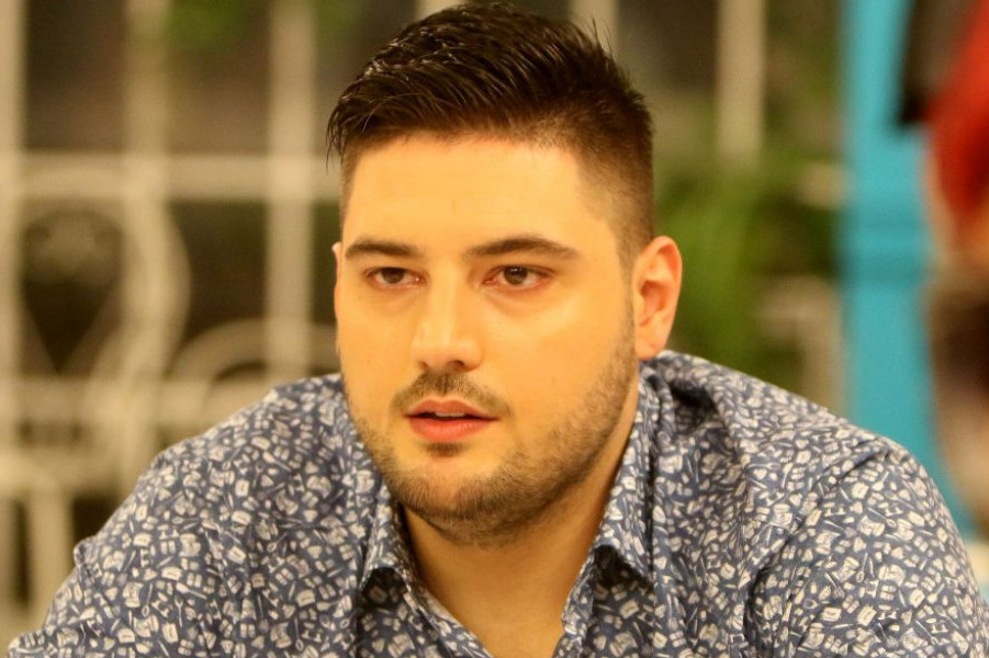 Neposredno po rođenu ćerkice oglasio se Ljuba Perućica: Neko čezne za partnerom, a neko ga ima i ne ceni... Neposredno po rođenu ćerkice oglasio se Ljuba Perućica: Neko čezne za partnerom, a neko ga ima i ne ceni...