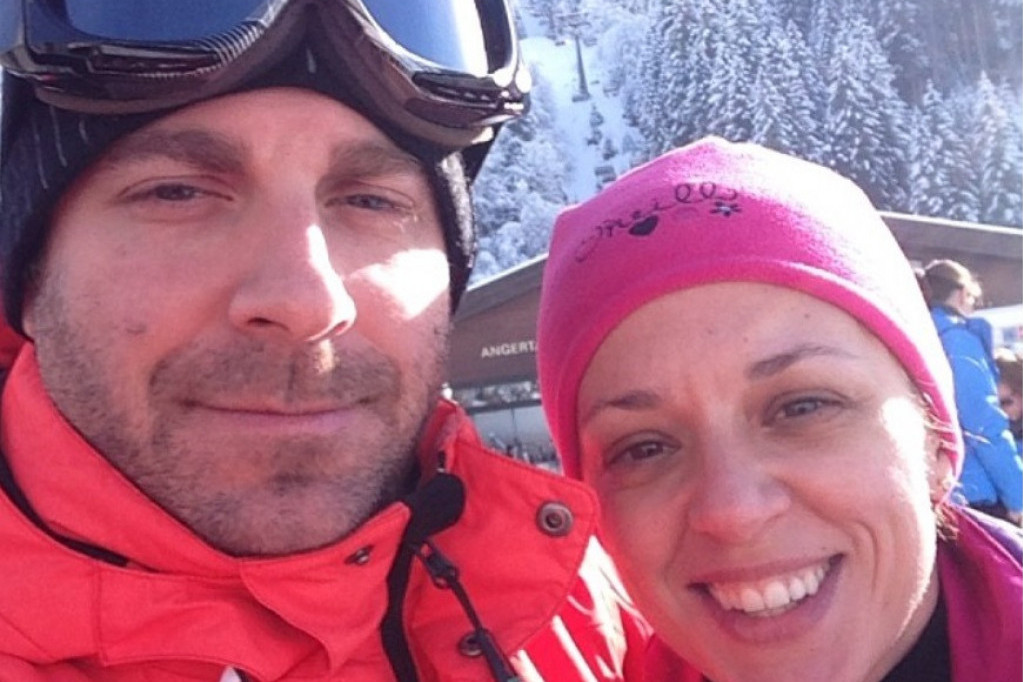 Prve slike Gordana Kičića sa porodičnog odmora: Vidi se da supruga i ćerke obožavaju skijanje (FOTO)
