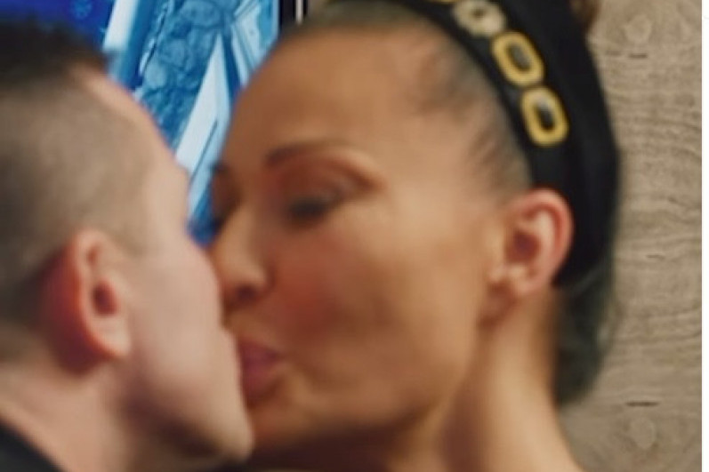 Ceca Ražnatović uhvaćena kako ljubi crnog prezgodnog muškarca: Evo ko je on (FOTO) Ceca Ražnatović uhvaćena kako ljubi crnog prezgodnog muškarca: Evo ko je on (FOTO)
