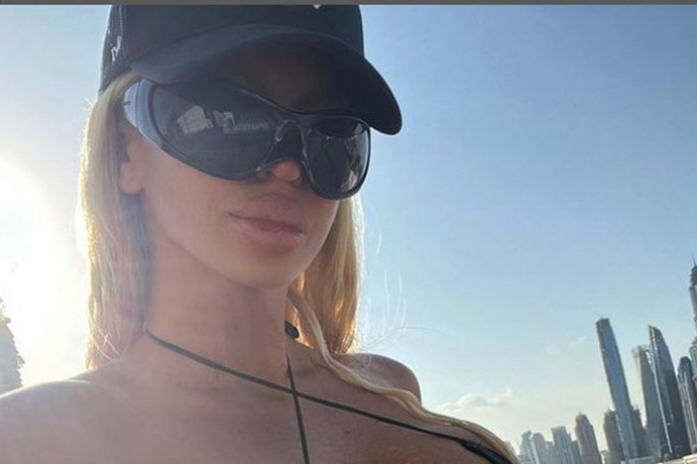 Objavila fotografiju, pa se pokajala: Jelena Karleuša u toplesu, a društvo joj pravi istetovirani muškarac (FOTO) Objavila fotografiju, pa se pokajala: Jelena Karleuša u toplesu, a društvo joj pravi istetovirani muškarac (FOTO)