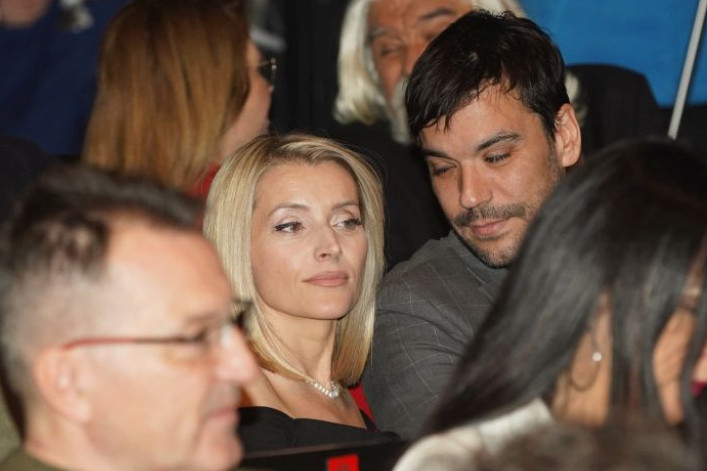 Ostavili bebu kod kuće, pa se opustili! Anđelka Prpić u javnosti strastveno ljubi supruga, ne mari ko ih gleda (FOTO) Ostavili bebu kod kuće, pa se opustili! Anđelka Prpić u javnosti strastveno ljubi supruga, ne mari ko ih gleda (FOTO)