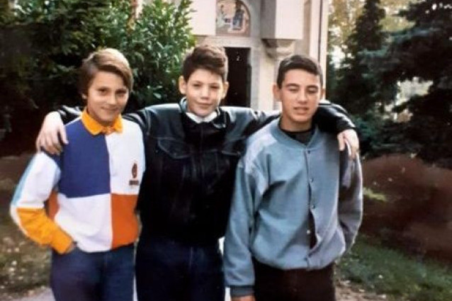Osvojio misicu, a zbog veze sa poznatom pevačicom o njemu Srbija govorila: Dečak sa fotografije danas je zgodan muškarac Osvojio misicu, a zbog veze sa poznatom pevačicom o njemu Srbija govorila: Dečak sa fotografije danas je zgodan muškarac