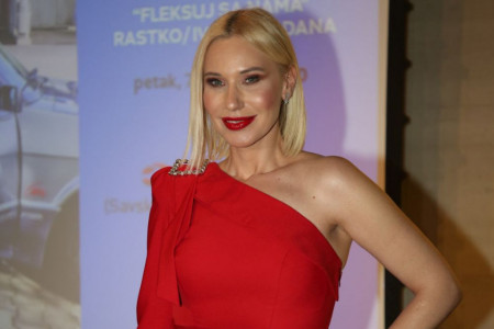 Zar se ovo nosi? Marija Veljković izazvala niz kritika zbog poslednje modne kombinacije (FOTO) Zar se ovo nosi? Marija Veljković izazvala niz kritika zbog poslednje modne kombinacije (FOTO)