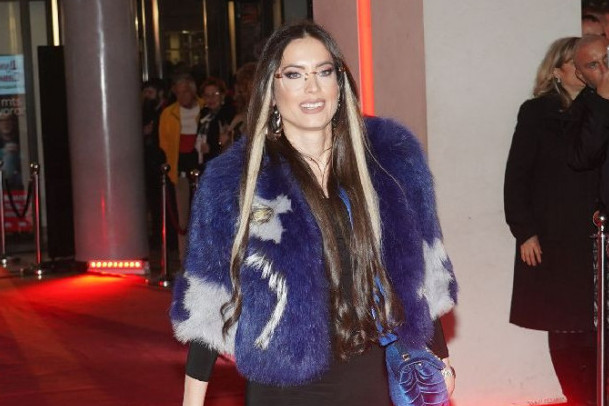 Ovako se poštuje svekar! Mirka Vasiljević na premijeru filma dovela sve unuke Duleta Savića, fudbalskoj legendi oči pune suza (FOTO) Ovako se poštuje svekar! Mirka Vasiljević na premijeru filma dovela sve unuke Duleta Savića, fudbalskoj legendi oči pune suza (FOTO)