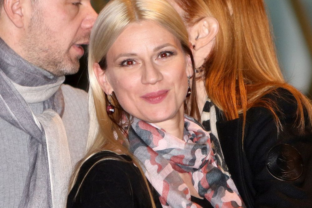 Bio joj je najveća podrška tokom drugog ravoda: Ovaj POZNATI MUZIČAR je prvi muž Mine Lazarević (FOTO) Bio joj je najveća podrška tokom drugog ravoda: Ovaj POZNATI MUZIČAR je prvi muž Mine Lazarević (FOTO)