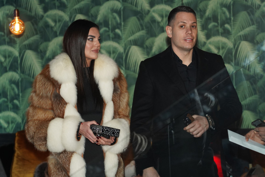 Kad dvoje postanu jedno: Bogdan Srejović se skrasio pored 14 godina mlađe Jovane Kad dvoje postanu jedno: Bogdan Srejović se skrasio pored 14 godina mlađe Jovane