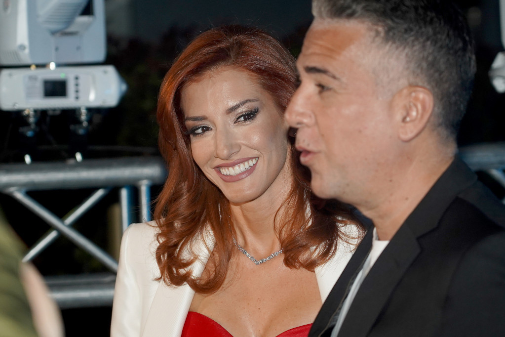 Srna i Ana prvi put na koncertu bodre tatu Željka: Jovana objavila prelepu fotografiju Srna i Ana prvi put na koncertu bodre tatu Željka: Jovana objavila prelepu fotografiju