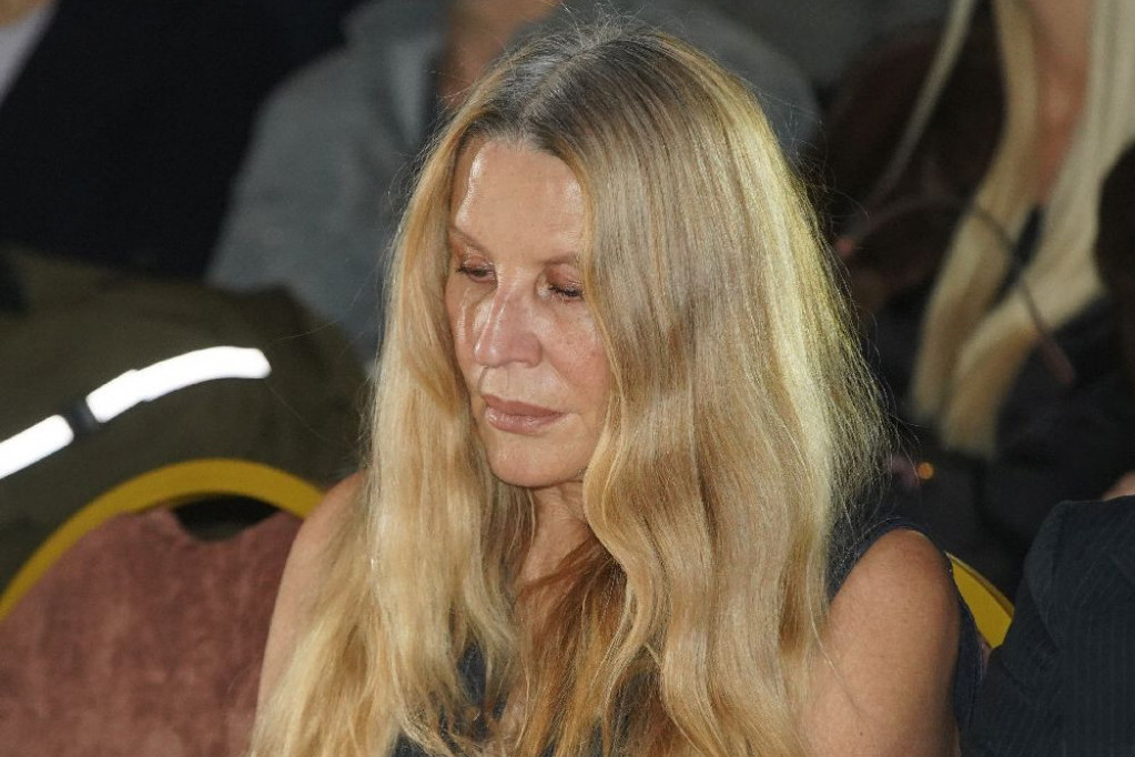 Verica Rakočević se razvela! Sudsko poravnanje ju je potpuno slomilo, ostala je bez imovine Verica Rakočević se razvela! Sudsko poravnanje ju je potpuno slomilo, ostala je bez imovine