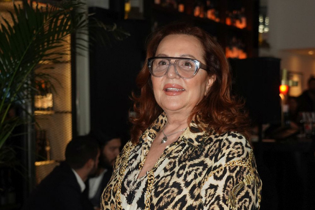Ana Bekuta prošetala Londonom, pa poslala poruku kralju: Prolaznici uzeli telefone, snimali je (FOTO) Ana Bekuta prošetala Londonom, pa poslala poruku kralju: Prolaznici uzeli telefone, snimali je (FOTO)