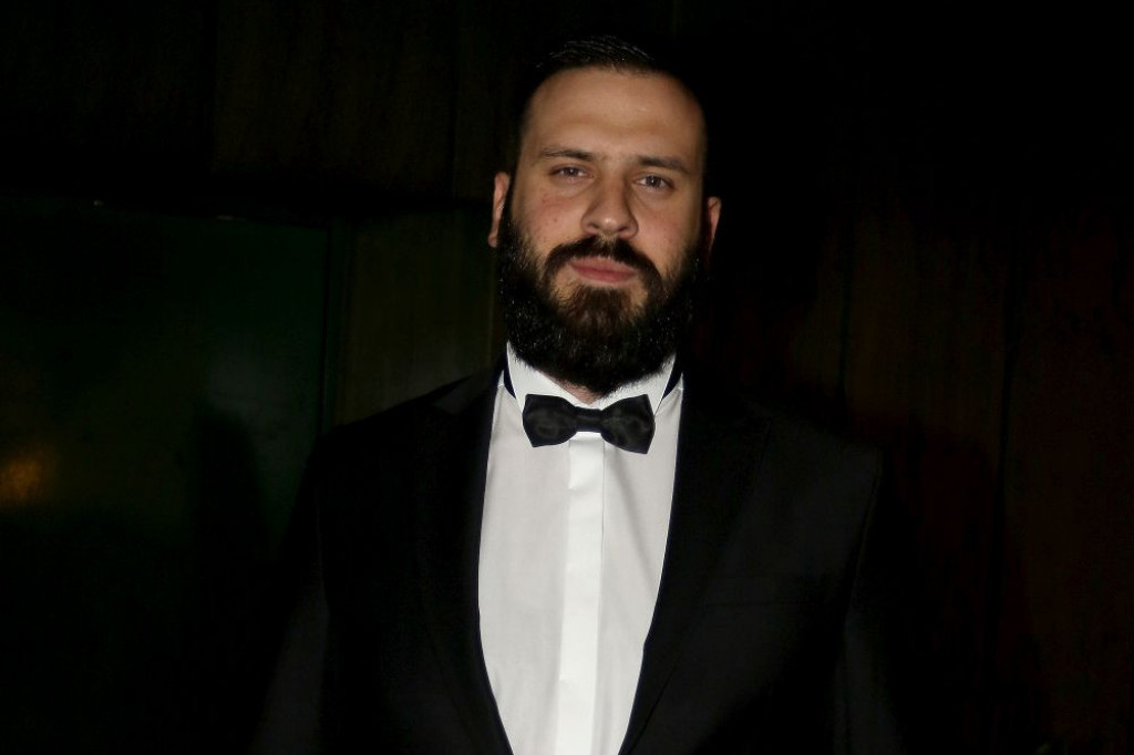 Marko Rokvić zanosno ljubi plavušu, supruga Sara u neverici gleda fotografije Marko Rokvić zanosno ljubi plavušu, supruga Sara u neverici gleda fotografije