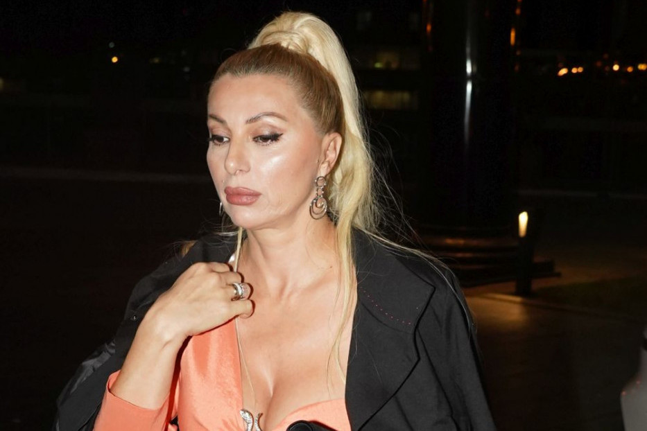 Lidija Ocokoljić sa suprugom stigla na rođendan Žike Jakšića, odevnom kombinacijom sve oduševila (FOTO) Lidija Ocokoljić sa suprugom stigla na rođendan Žike Jakšića, odevnom kombinacijom sve oduševila (FOTO)