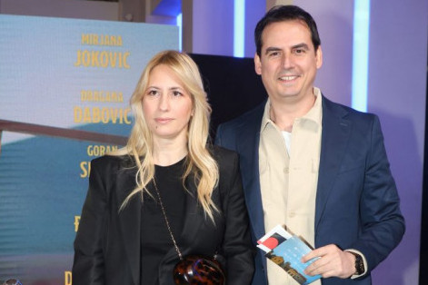 U ovakvim pantalonama se ne ide na crveni tepih! Supruga Zorana Kesića se pojavila na premijeri filma i svi je komentarišu (FOTO)