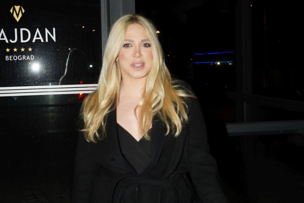 Milica Todorović sa dečkom stigla na rođendan Žike Jakšića: Sve oči uprte u zgodnog Lazara (FOTO) Milica Todorović sa dečkom stigla na rođendan Žike Jakšića: Sve oči uprte u zgodnog Lazara (FOTO)