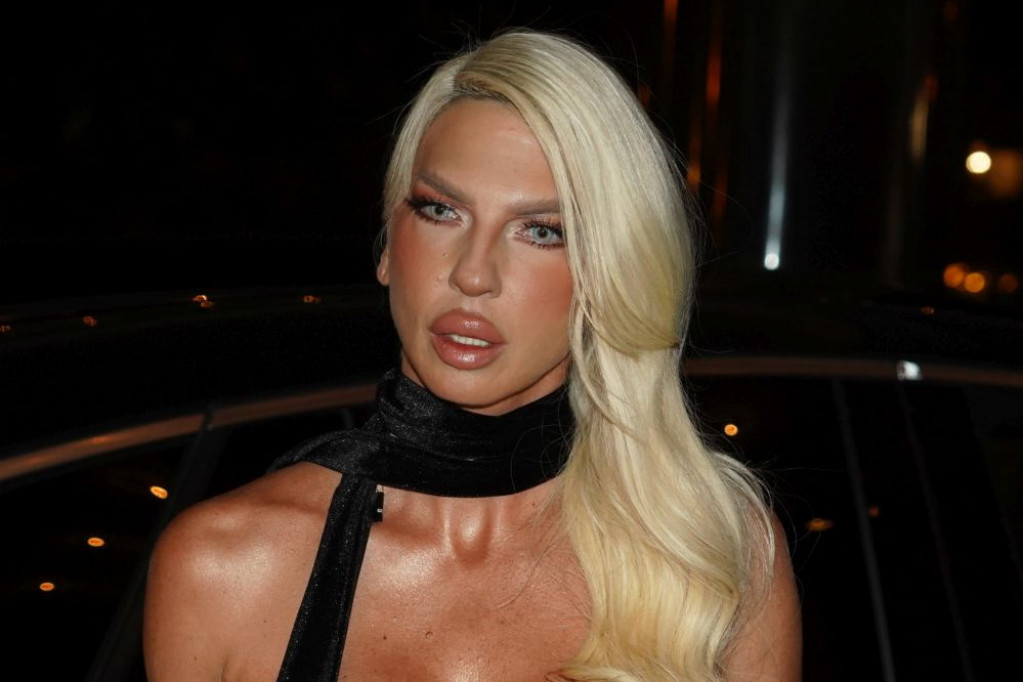 Totalna dominacija: Jelena Karleuša izašla iz sudnice, pa rekla samo jednu rečenicu (FOTO) Totalna dominacija: Jelena Karleuša izašla iz sudnice, pa rekla samo jednu rečenicu (FOTO)