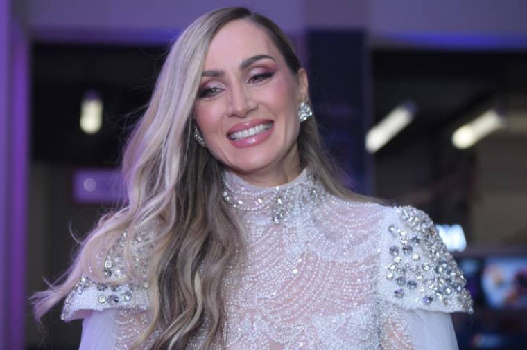 Jelena Gavrilović zakazala datum venčanja! Dve venčanice su u opticaju i OVA LOKACIJA (FOTO) Jelena Gavrilović zakazala datum venčanja! Dve venčanice su u opticaju i OVA LOKACIJA (FOTO)