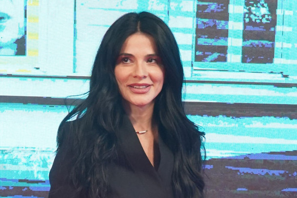 Aleksandra Jeftanović na pragu šeste decenije zadala modni zadatak: Crna mini-haljina a dekolte dubok do pupka Aleksandra Jeftanović na pragu šeste decenije zadala modni zadatak: Crna mini-haljina a dekolte dubok do pupka