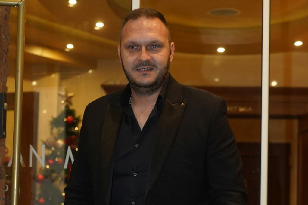 Dejan Petrović puca od ponosa: Sa suprugom i ćerkom prvi put u javnosti (FOTO) Dejan Petrović puca od ponosa: Sa suprugom i ćerkom prvi put u javnosti (FOTO)