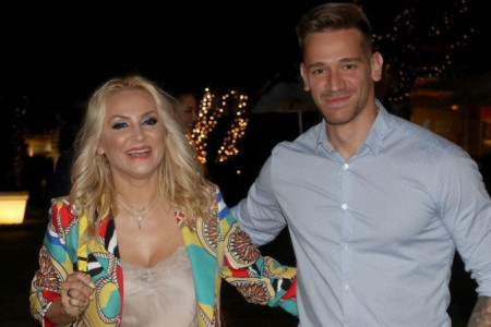 Dve godine od kako je stavila tačku na borbu za potomstvo Goca Tržan presrećna: Hvala onima koji su mi izlečili dušu (FOTO) Dve godine od kako je stavila tačku na borbu za potomstvo Goca Tržan presrećna: Hvala onima koji su mi izlečili dušu (FOTO)