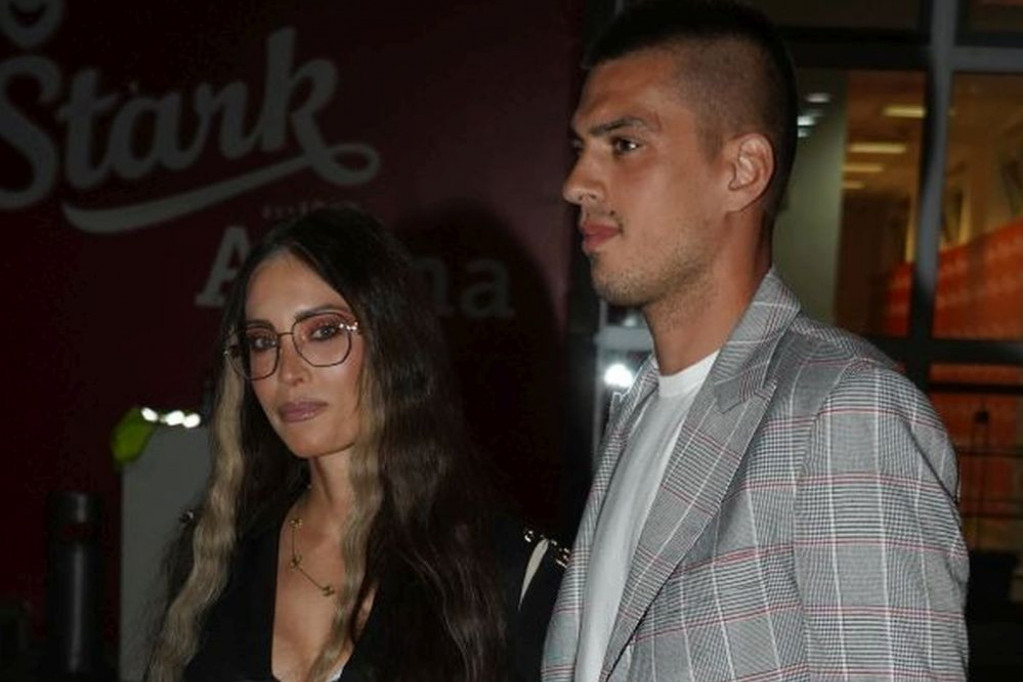 Vujadin Savić danas proslavlja 35. rođendan, a znate li koliko godina će u septembru napuniti Mirka? Vujadin Savić danas proslavlja 35. rođendan, a znate li koliko godina će u septembru napuniti Mirka?