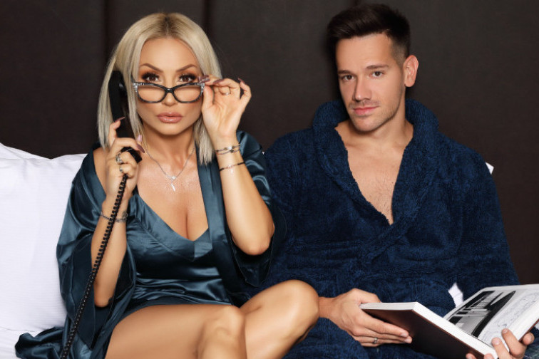 Goca Tržan otkriva pravilo koje je održalo brak sa Rašom: Čak ni kad se posvađamo na 'krv i nož' ne spavamo u različitim sobama Goca Tržan otkriva pravilo koje je održalo brak sa Rašom: Čak ni kad se posvađamo na 'krv i nož' ne spavamo u različitim sobama