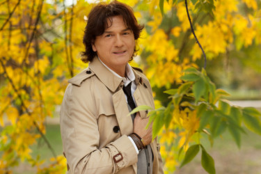 Aranđelovdan kod Zdravka Čolića: Ćerka Una sa cegerom u crkvi, pokazala porodičnu slavsku atmosferu [FOTO]