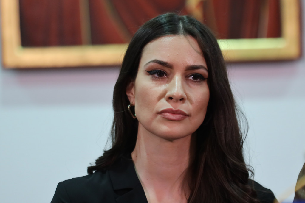 Kad se dom rasturi: O njenoj lepoti govore svi, ali život Dragane Kosjerine daleko je od bajke Kad se dom rasturi: O njenoj lepoti govore svi, ali život Dragane Kosjerine daleko je od bajke