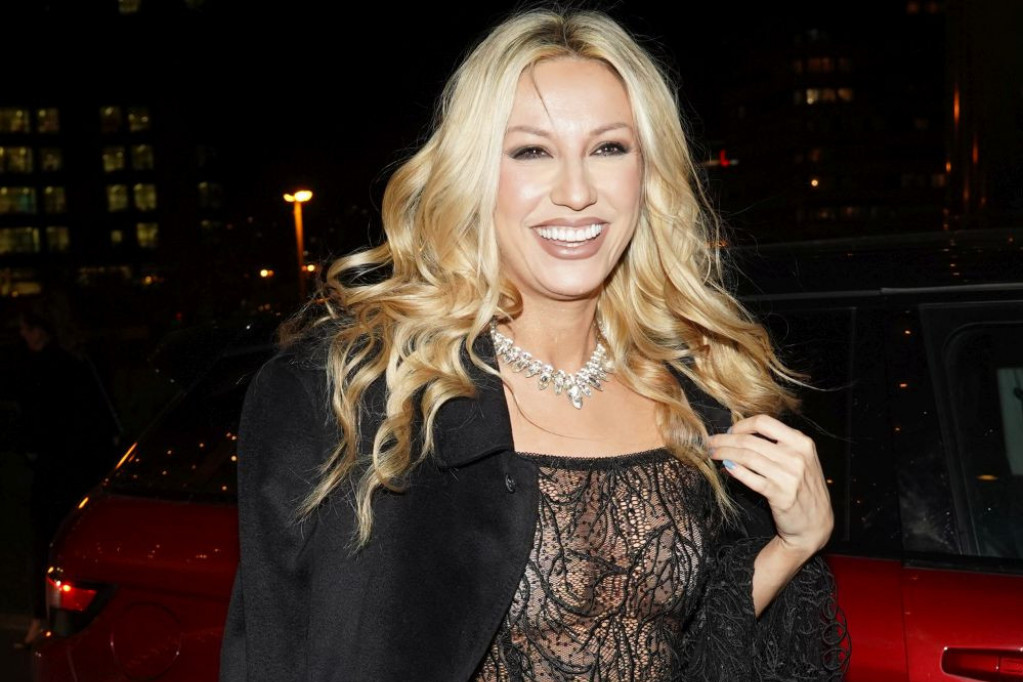 Da li je bolji frajer od Harisa i Milana? Rada Manojlović ljubi OVOG zgodnog muškarca (FOTO) Da li je bolji frajer od Harisa i Milana? Rada Manojlović ljubi OVOG zgodnog muškarca (FOTO)