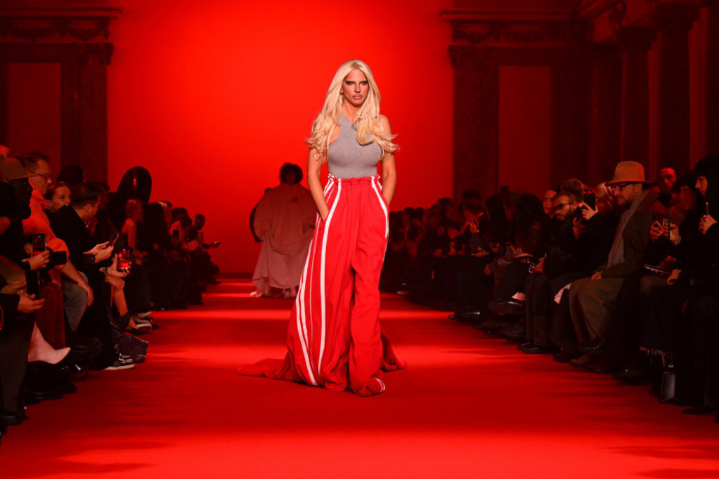 Ovako je Jelena Karleuša izgubila 10 kilograma: Pije tri litra vode, a jednu namirnicu ne želi ni da vidi Ovako je Jelena Karleuša izgubila 10 kilograma: Pije tri litra vode, a jednu namirnicu ne želi ni da vidi