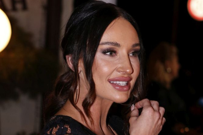 Katarina Živković pozirala u crnoj uskoj haljini! Stomačić sve veći, a ona sve lepša (FOTO) Katarina Živković pozirala u crnoj uskoj haljini! Stomačić sve veći, a ona sve lepša (FOTO)