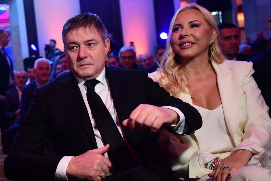 Piksi, Karići i Branka Nevistić sa suprugom zajedno na zimovanju! Ovako se provode samo oni sa dubokim džepom (VIDEO) Piksi, Karići i Branka Nevistić sa suprugom zajedno na zimovanju! Ovako se provode samo oni sa dubokim džepom (VIDEO)