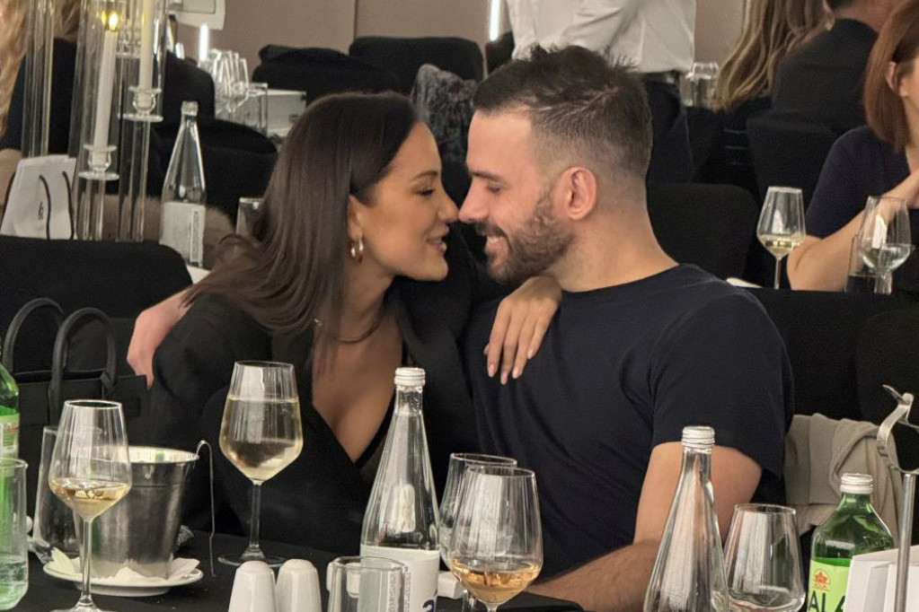 Pet godina od rođenja sina, Aleksandra i Filip slave: Mali Aleksandar presrećan (FOTO) Pet godina od rođenja sina, Aleksandra i Filip slave: Mali Aleksandar presrećan (FOTO)