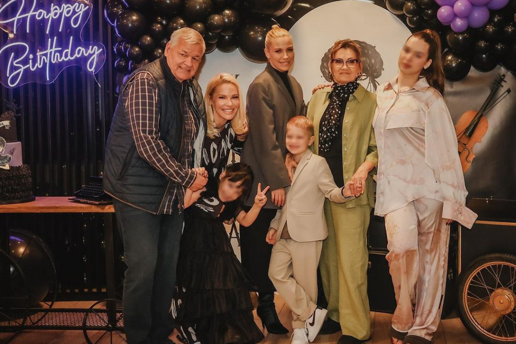 Veliko slavlje u domu Bekvalčevih: Dečaku se najviše obradovao deda Dragoljub Veliko slavlje u domu Bekvalčevih: Dečaku se najviše obradovao deda Dragoljub