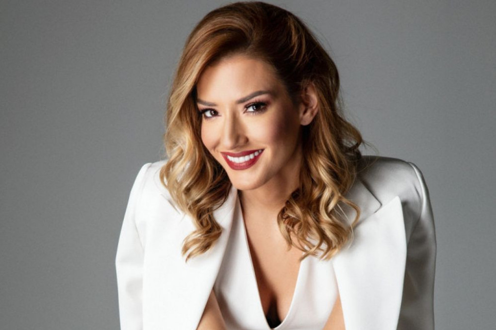 Proslavila 43. rođendan pa se odlučila za drastičan rez: Jovana Joksimović više ne izgleda isto (VIDEO) Proslavila 43. rođendan pa se odlučila za drastičan rez: Jovana Joksimović više ne izgleda isto (VIDEO)