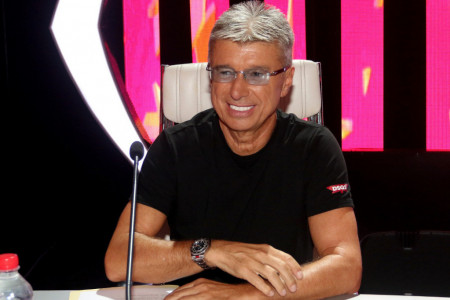 Saša Popović uživo u Zvezdama Granda: Sale, legendo, odzvanja studiom Saša Popović uživo u Zvezdama Granda: Sale, legendo, odzvanja studiom