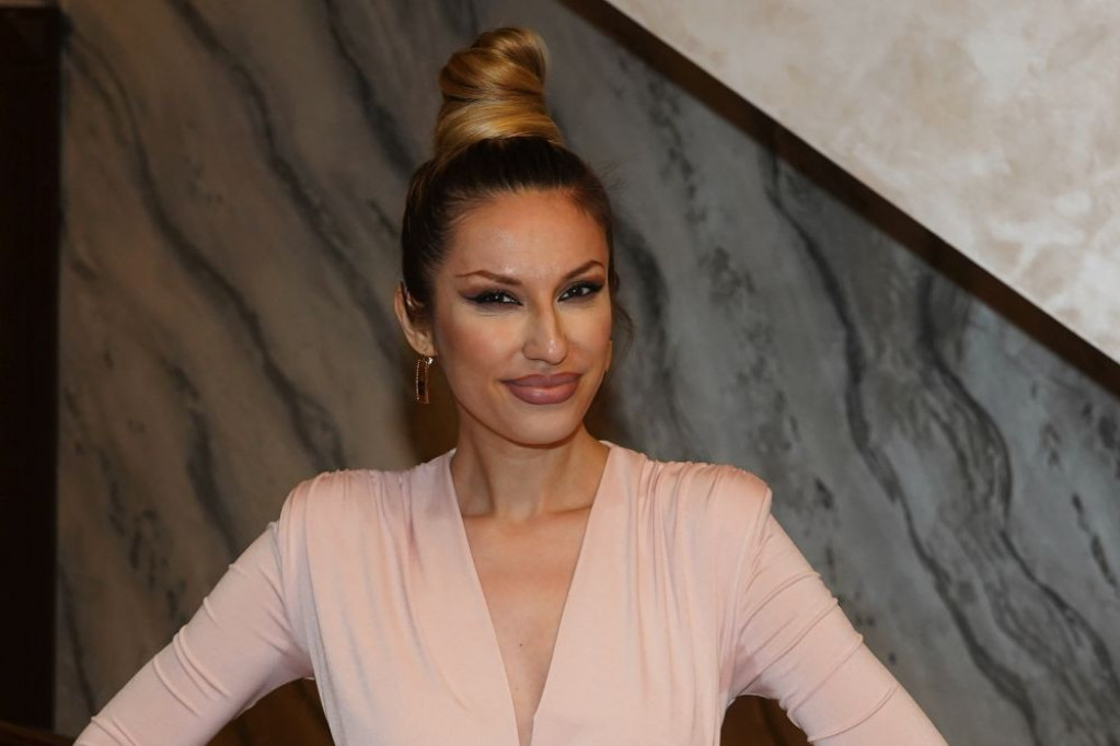 Rada Manojlović zbog ovoga izgleda 10 godina mlađe:  Pevačica na meti žestokih kritika Rada Manojlović zbog ovoga izgleda 10 godina mlađe:  Pevačica na meti žestokih kritika