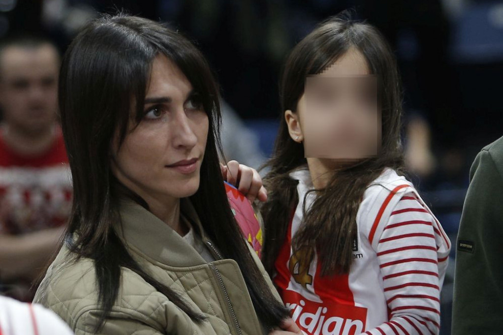 Jelisaveta i Petra bodrile Tea sa tribina: Fotografije dospele u javnost, glumičin pogled sve otkrio Jelisaveta i Petra bodrile Tea sa tribina: Fotografije dospele u javnost, glumičin pogled sve otkrio