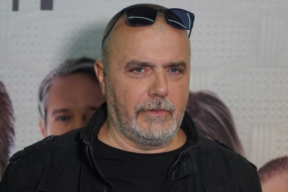 Nikola Kojo uslikan dok grli prelepu brinetu: Ostavio Aleksandru i ćerke, evo gde je sad s njom Nikola Kojo uslikan dok grli prelepu brinetu: Ostavio Aleksandru i ćerke, evo gde je sad s njom
