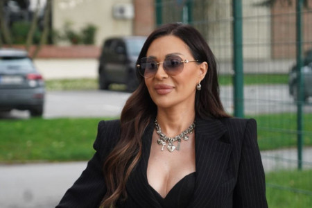 Ceca u kompletu koji je hit zime: Vizuelno izdužuje figuru i svima dobro stoji Ceca u kompletu koji je hit zime: Vizuelno izdužuje figuru i svima dobro stoji