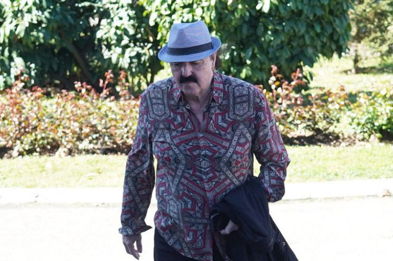 Počela brakorazvodna parnica Harisa i Meline: Pevač stigao u sud, svi govore o njegovom ponašanju (FOTO) Počela brakorazvodna parnica Harisa i Meline: Pevač stigao u sud, svi govore o njegovom ponašanju (FOTO)